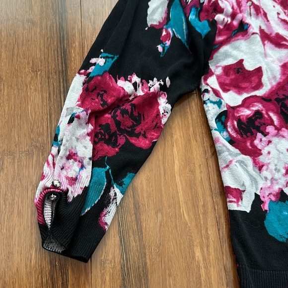 Women’s White House / Black Market Floral Knit Pearl Snap Front Cardigan - Picture 4 of 7